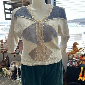 VINTAGE Women's V-Neck Sweater with Geometric Design